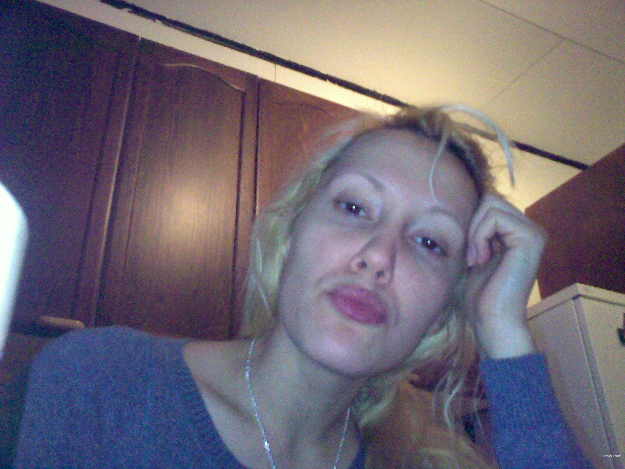 Sultry Brunette Amateur Porn: Sexy Skinny Babe in Explicit Action