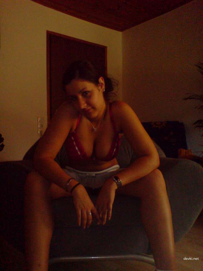 Seductive Babe in Explicit Amateur Porn Photos: Tempting Slut Shows It All