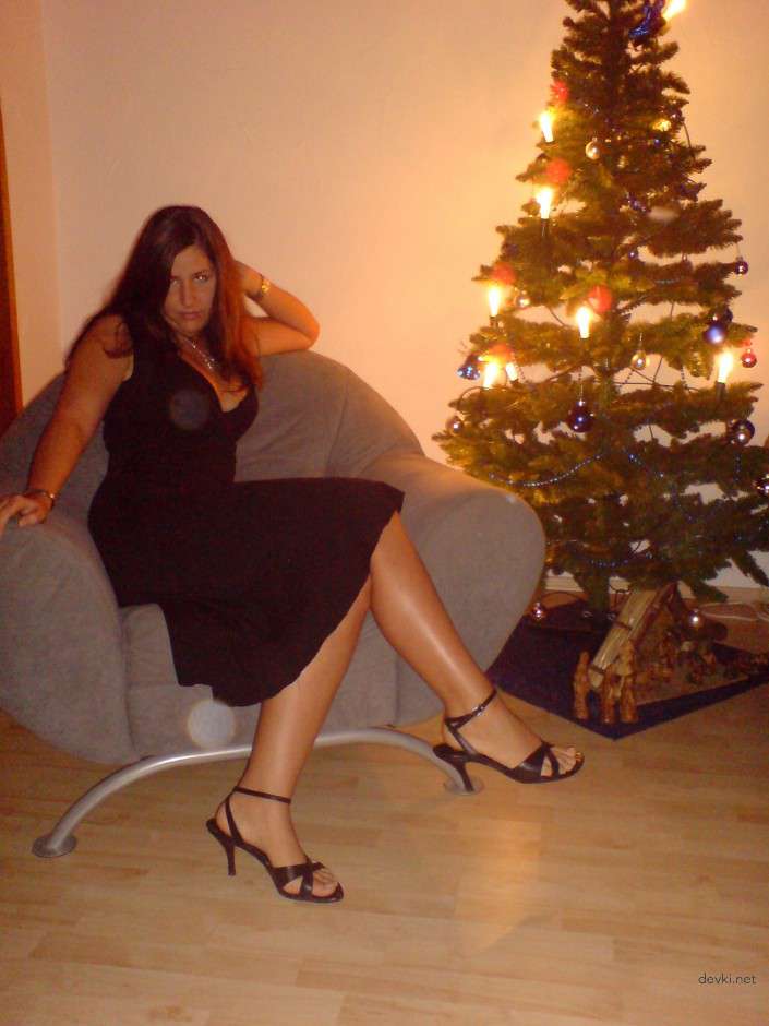 Seductive Babe in Explicit Amateur Porn Photos: Tempting Slut Shows It All