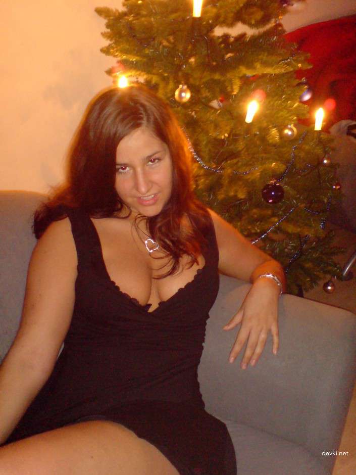 Seductive Babe in Explicit Amateur Porn Photos: Tempting Slut Shows It All