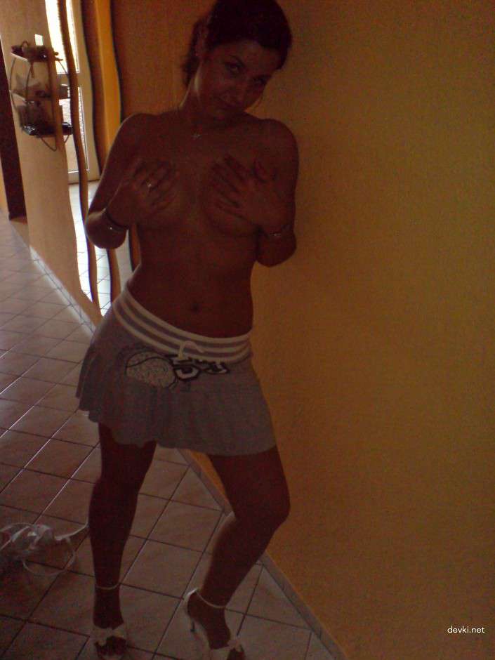 Seductive Babe in Explicit Amateur Porn Photos: Tempting Slut Shows It All