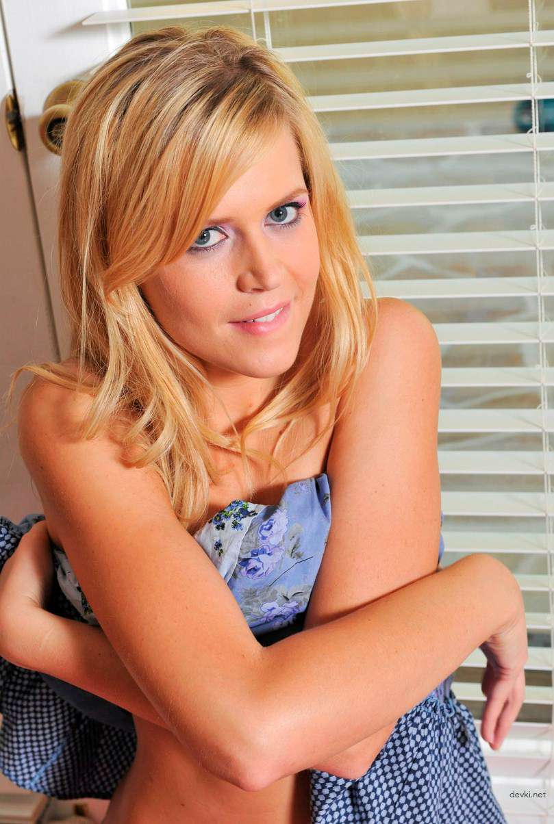 Beautiful Blonde Strips Down and Shows Off Her Assets in Amateur Porn Pic