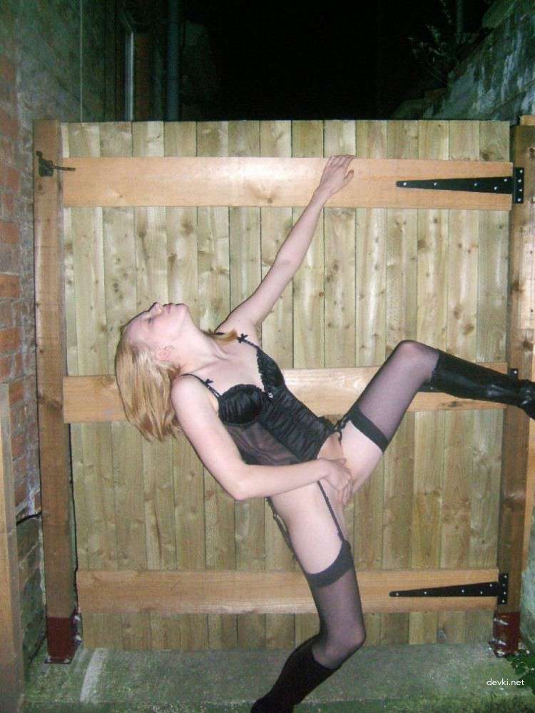 Blonde Goes Wild: Amateur Porn Photo Gallery with Explicit Action