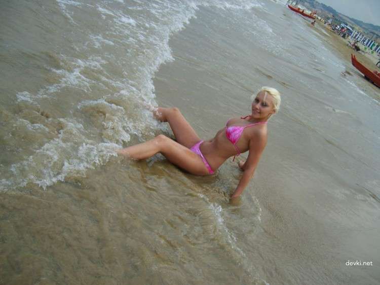 Private Archive of Cute Blonde Amateur in Explicit Porn Photos