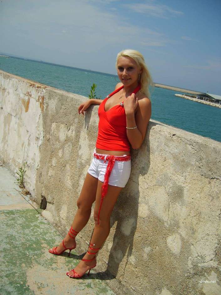 Private Archive of Cute Blonde Amateur in Explicit Porn Photos