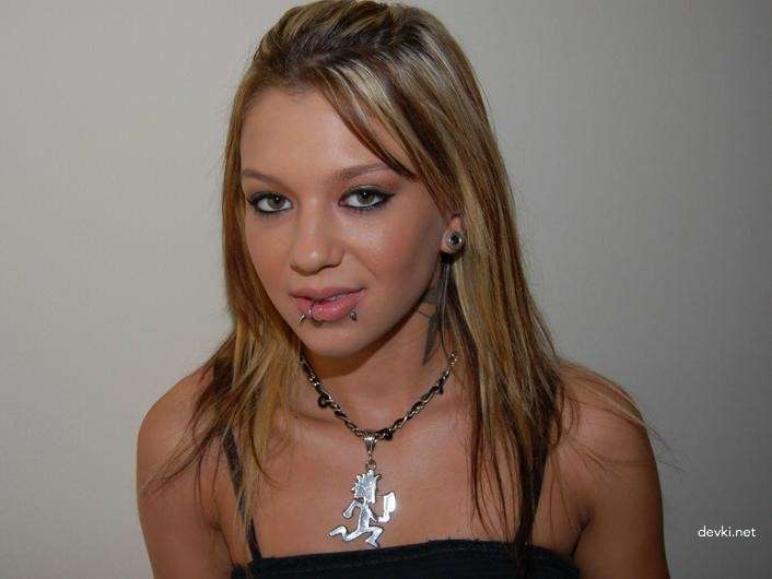 Amateur Pierced Girl Exposes Her Holes in Explicit Porn Pics