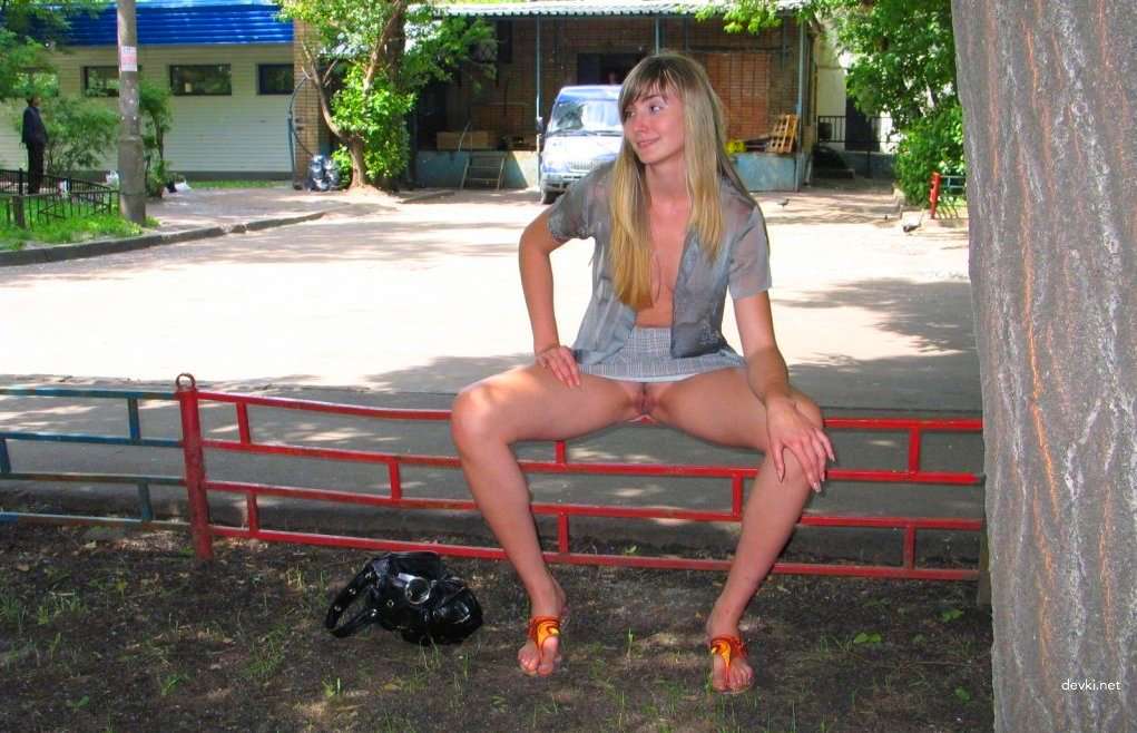 Amateur Slut Exposes Pussy in Backyard - Explicit Photo