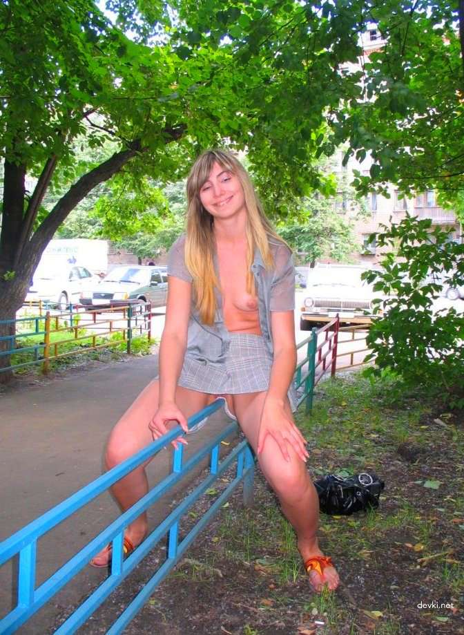 Amateur Slut Exposes Pussy in Backyard - Explicit Photo