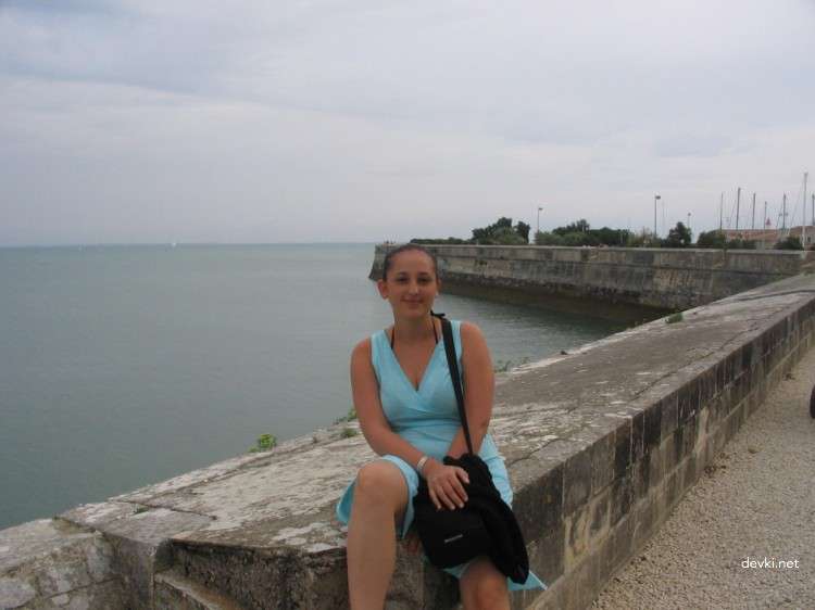 Sexy Amateur in Stockings Gets Naughty in Explicit Sex Photos