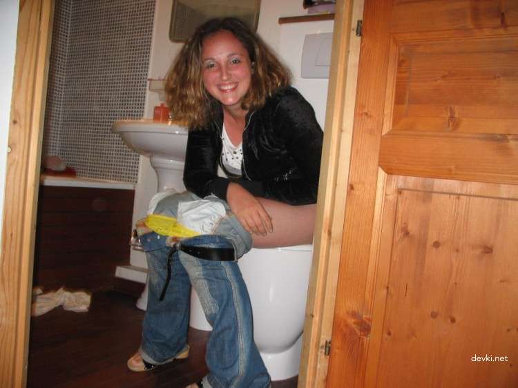 Sexy Amateur in Stockings Gets Naughty in Explicit Sex Photos