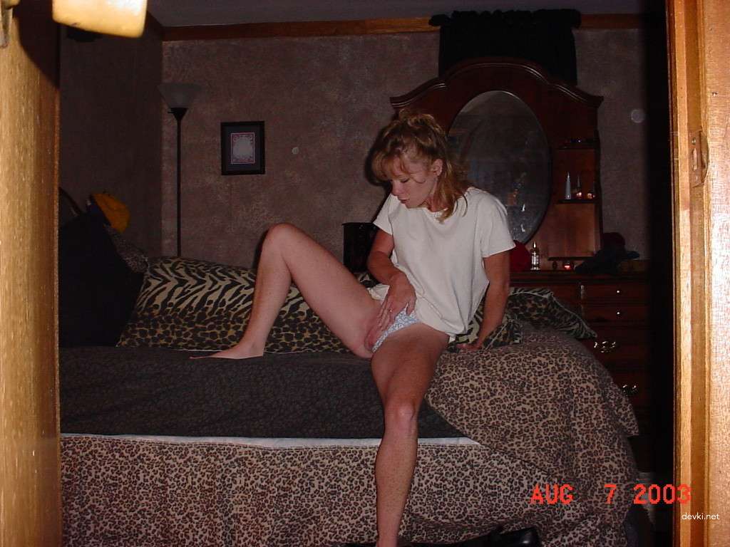 Mature anal bottle insertion: Explicit amateur porn photo