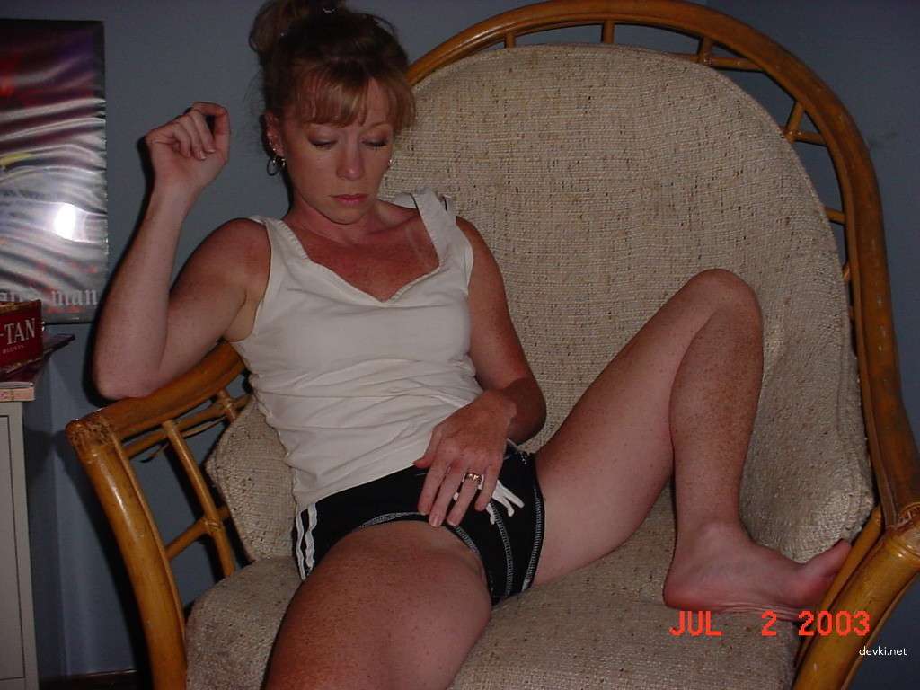 Mature anal bottle insertion: Explicit amateur porn photo