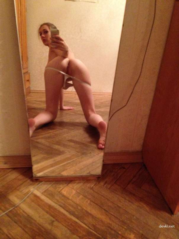 Skinny Girl Takes Naked Selfie: Explicit Amateur Photo