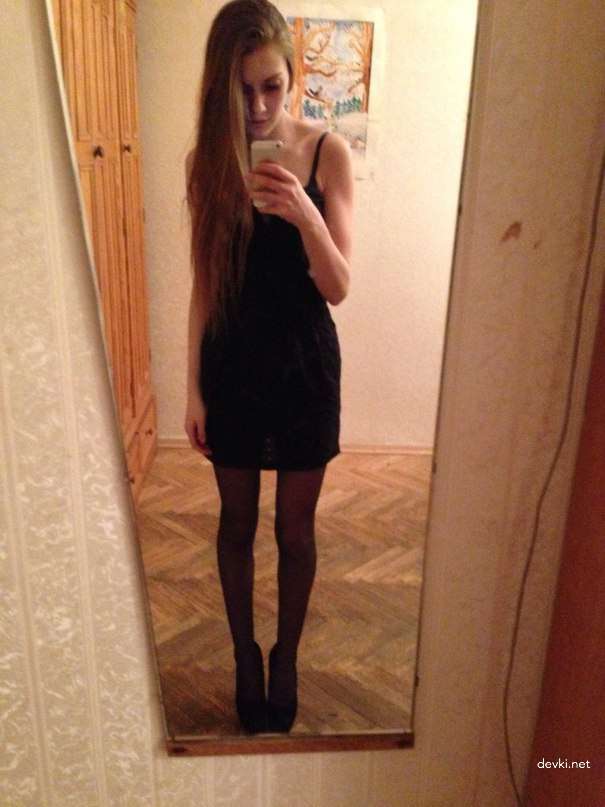 Skinny Girl Takes Naked Selfie: Explicit Amateur Photo