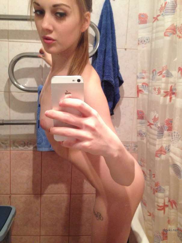 Skinny Girl Takes Naked Selfie: Explicit Amateur Photo