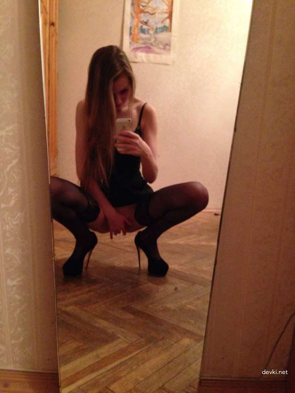 Skinny Girl Takes Naked Selfie: Explicit Amateur Photo