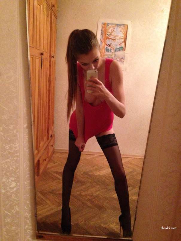 Skinny Girl Takes Naked Selfie: Explicit Amateur Photo