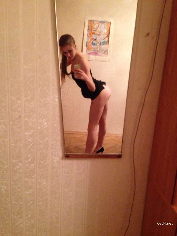 Skinny Girl Takes Naked Selfie: Explicit Amateur Photo