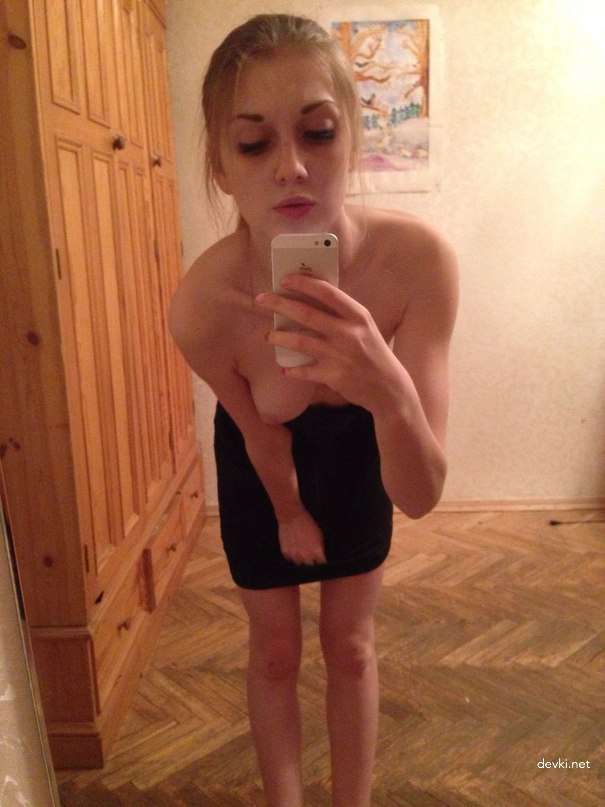 Skinny Girl Takes Naked Selfie: Explicit Amateur Photo