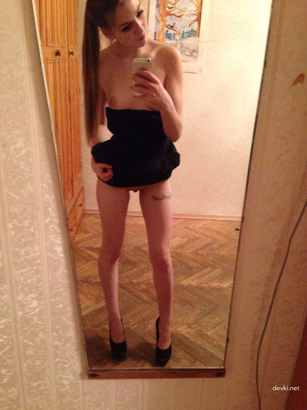 Skinny Girl Takes Naked Selfie: Explicit Amateur Photo