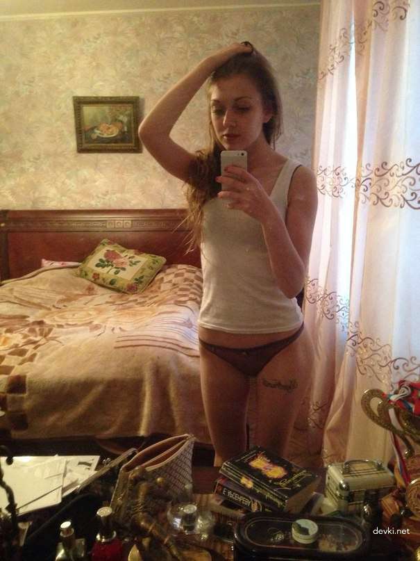 Skinny Girl Takes Naked Selfie: Explicit Amateur Photo