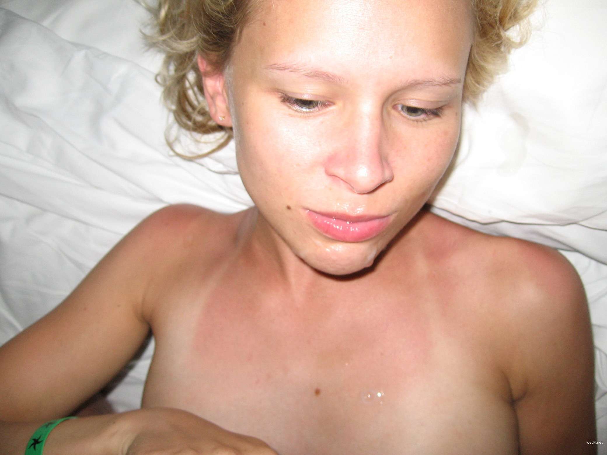 Naked amateur poses in bed: Explicit nude nature photos