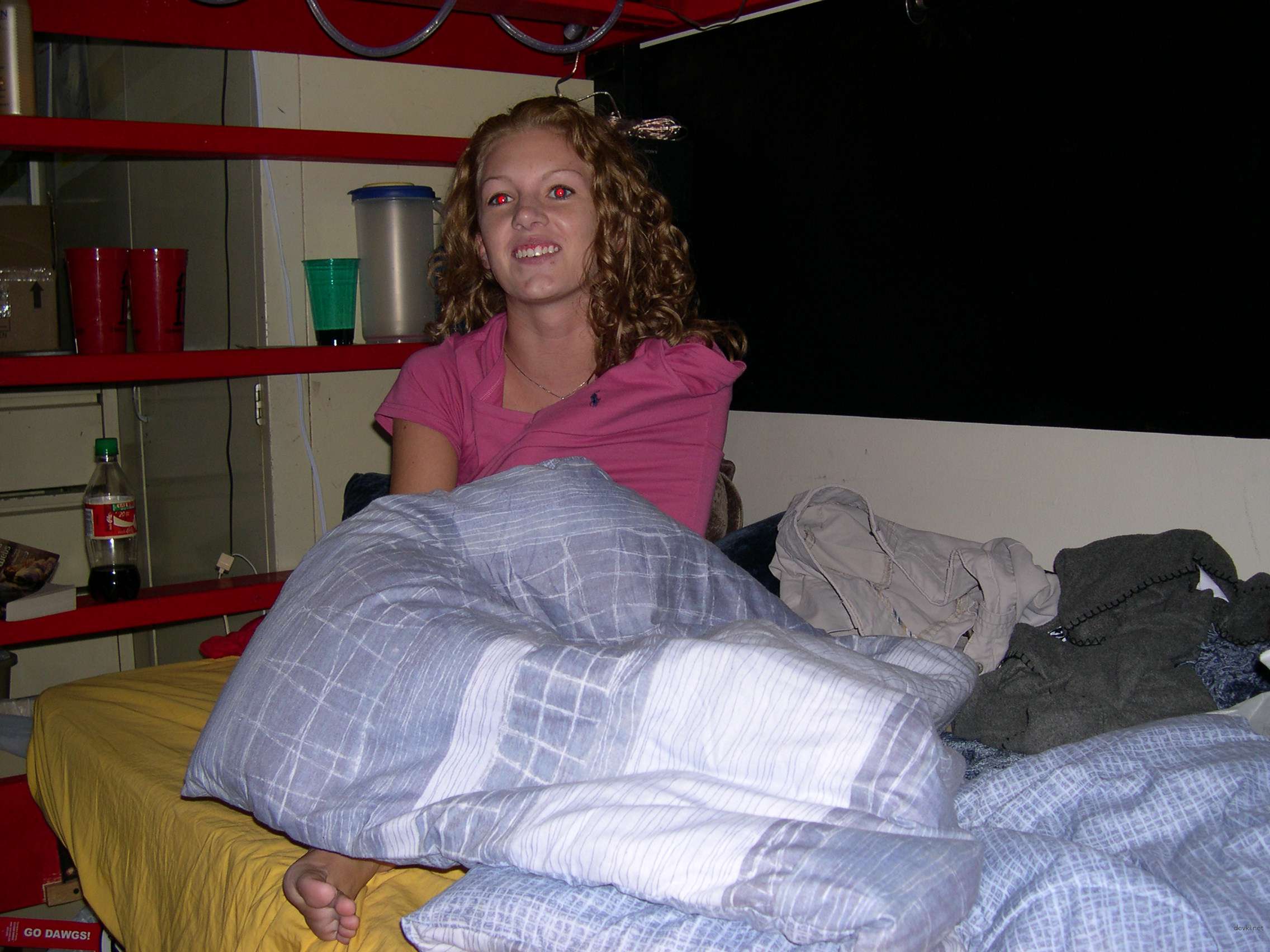 Skinny Amateur Erotica in Dorm Room: Explicit Nude Photos