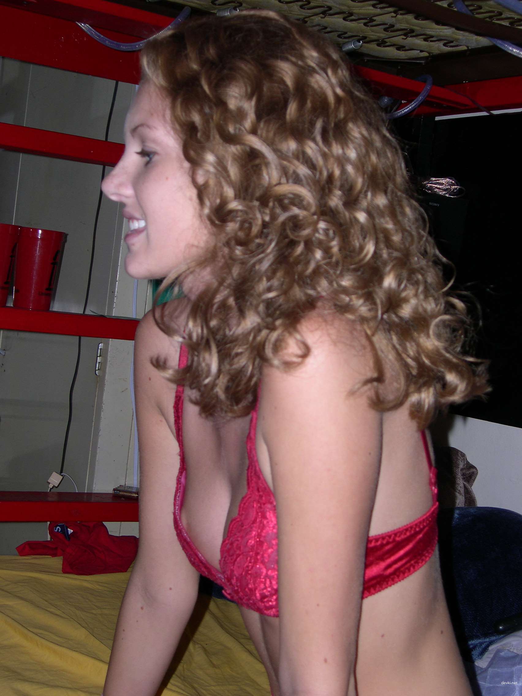 Skinny Amateur Erotica in Dorm Room: Explicit Nude Photos