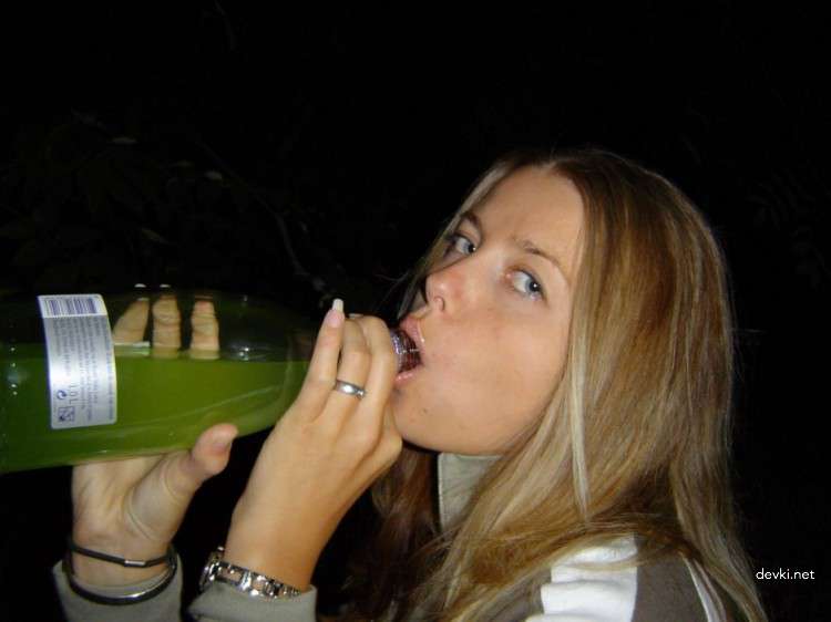 Amateur Teen Shows Off Ass - Explicit Homemade Porn Pic