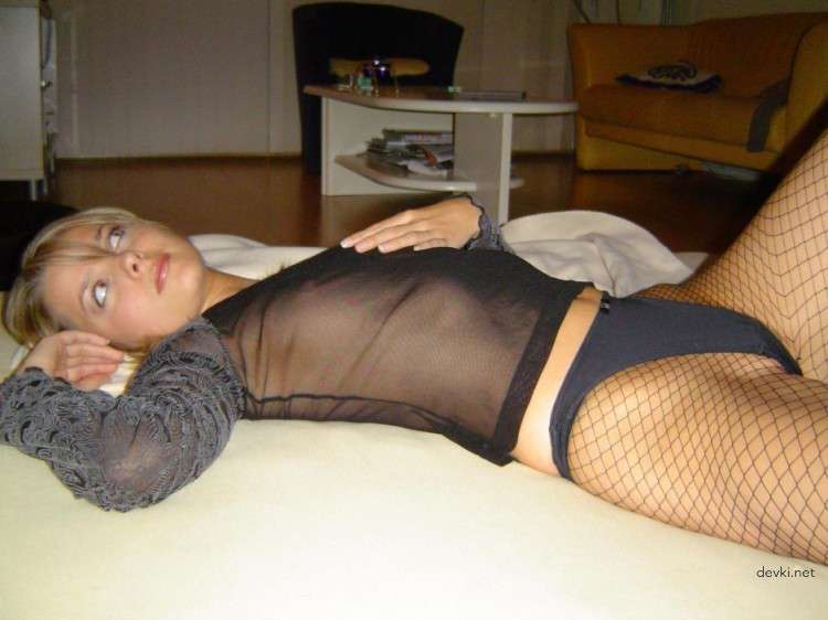 Amateur Teen Shows Off Ass - Explicit Homemade Porn Pic