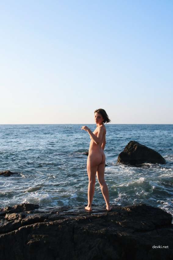 Naughty Beach Vacation with Naked Wife: Amateur Nude Photos