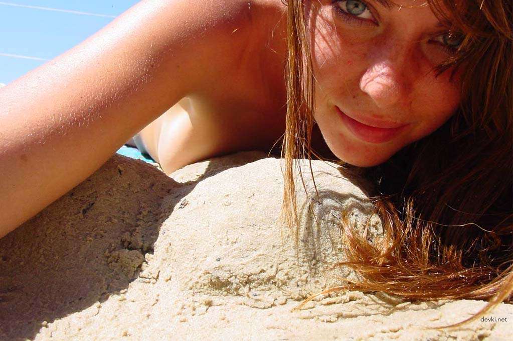 Beach Erotic Selfies: Amateur Photos of Explicit Pleasure