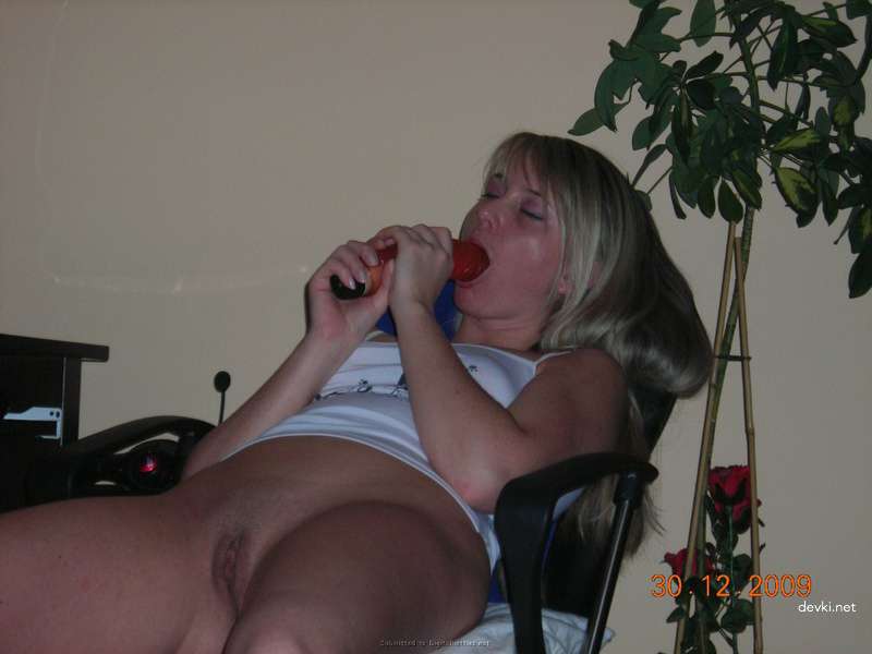 Mature MILF Masturbates with Toy - Hot Amateur Porn Pic