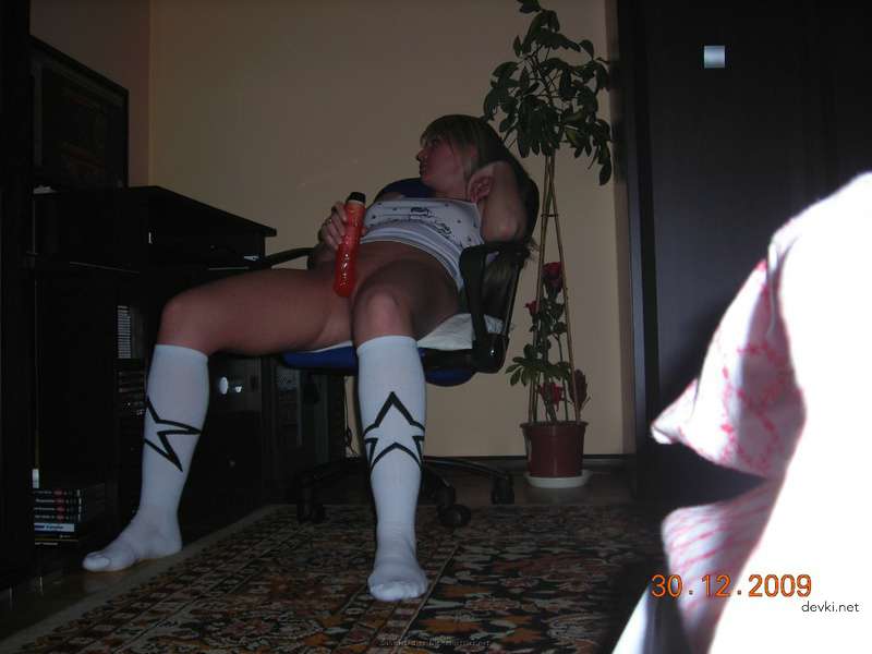 Mature MILF Masturbates with Toy - Hot Amateur Porn Pic