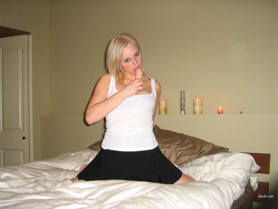 Stunning Blonde Masturbates Solo - Amateur Porn Self-Pleasure Session