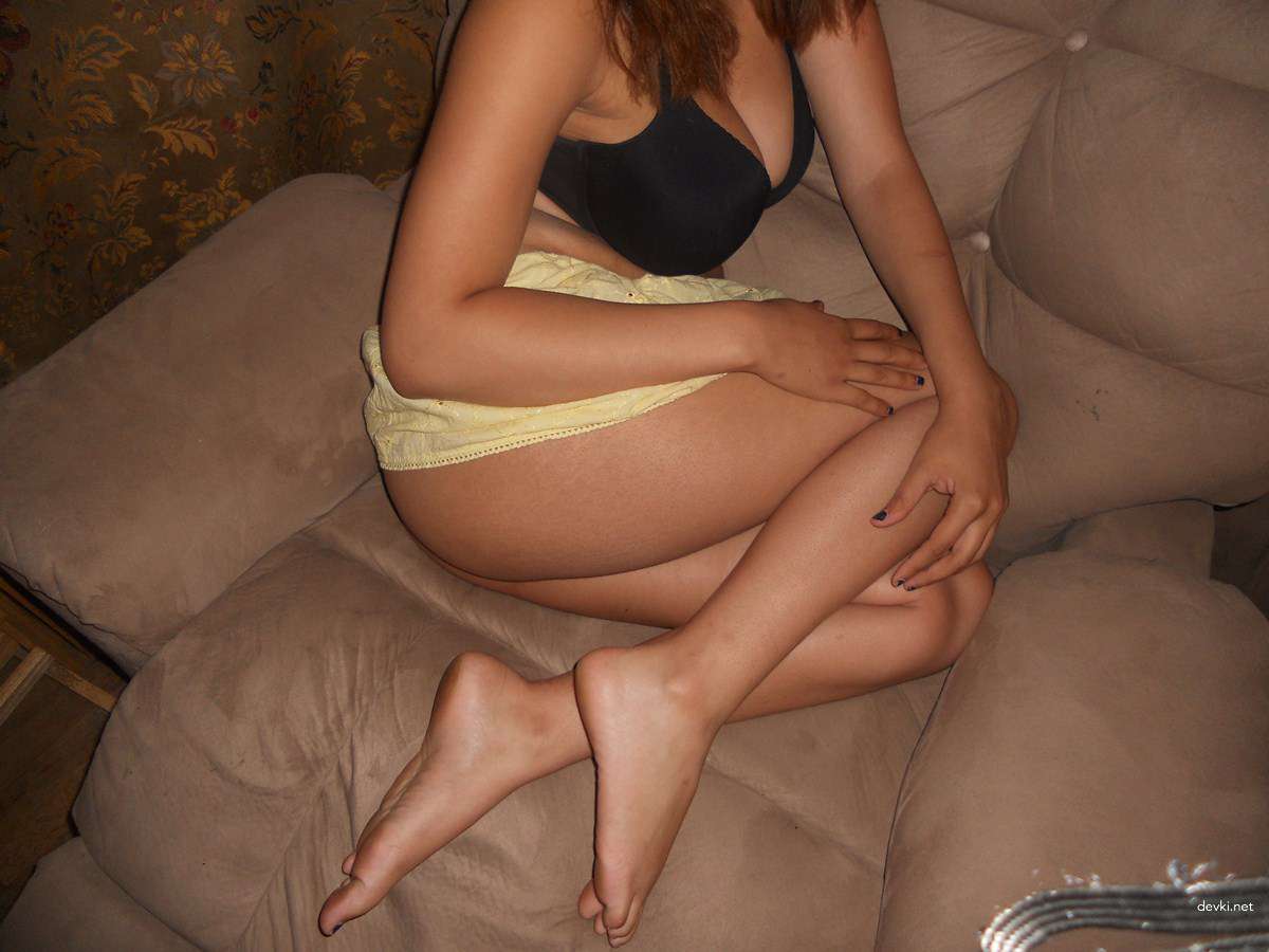 Big-Breasted Woman Poses in Amateur Porn Photo Shoot