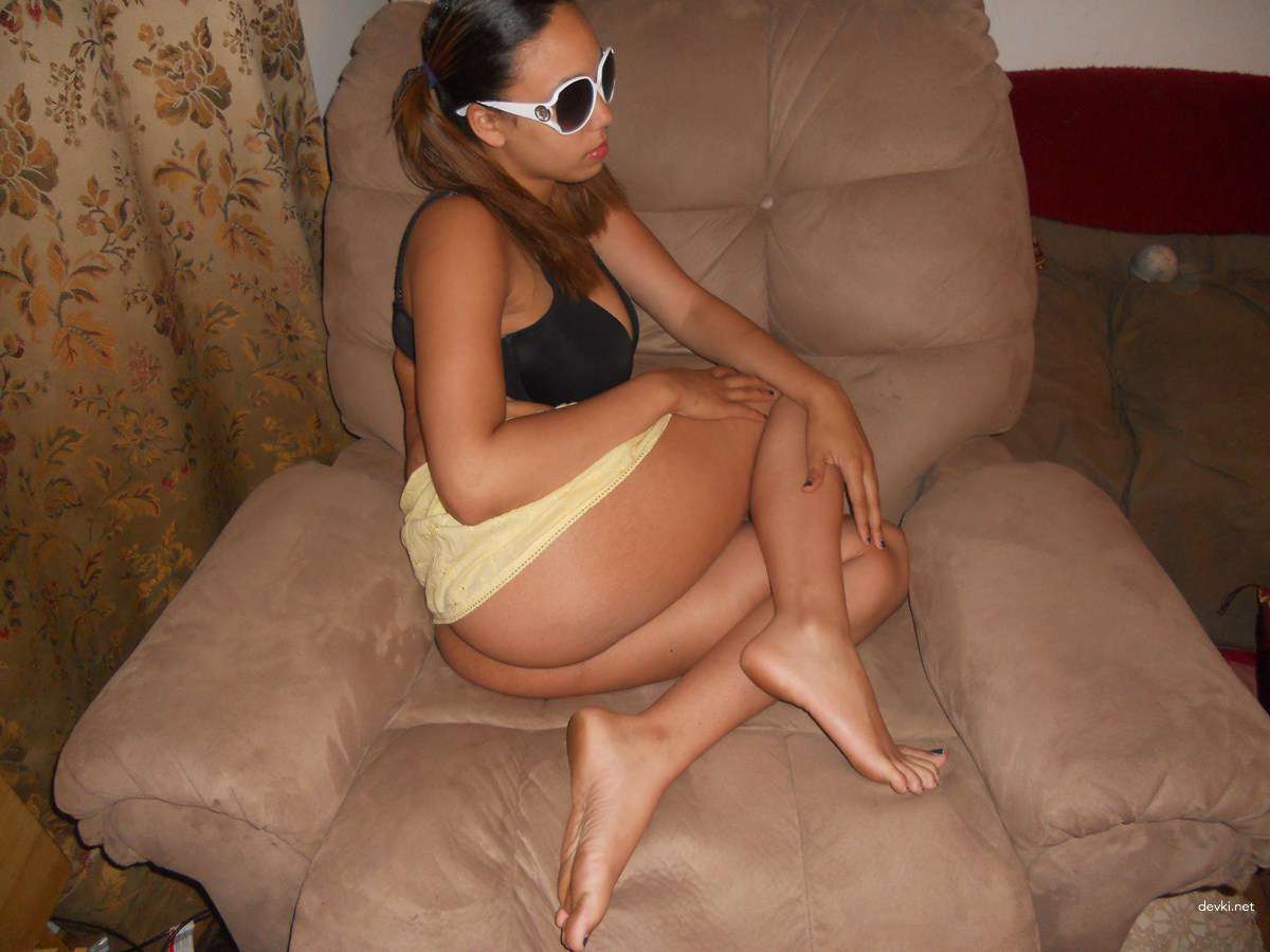 Big-Breasted Woman Poses in Amateur Porn Photo Shoot