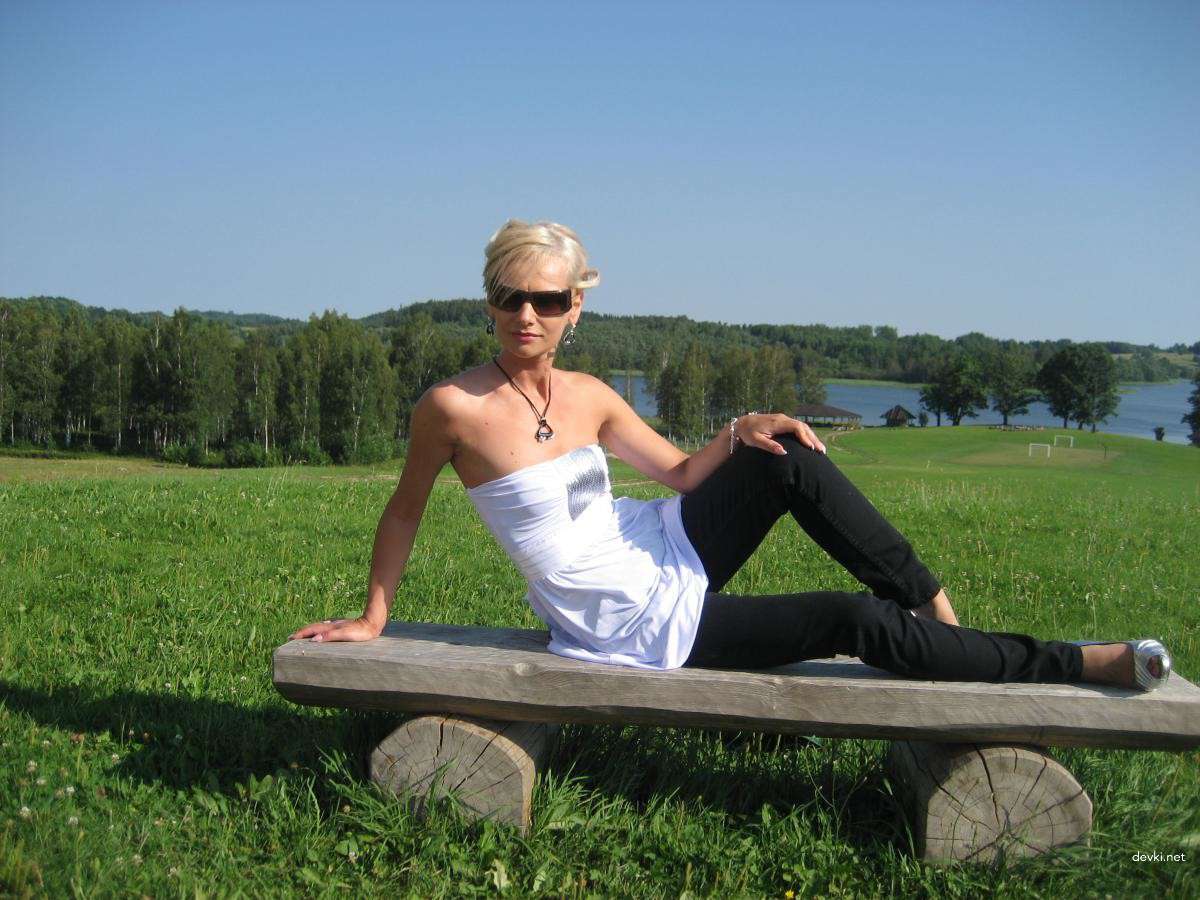Hot Mature Woman Amateur Photo: Explicit and Bold MILF Pose