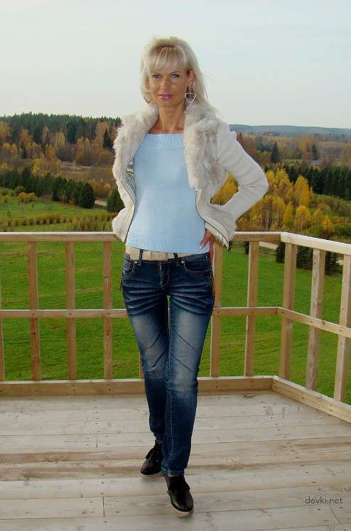 Hot Mature Woman Amateur Photo: Explicit and Bold MILF Pose