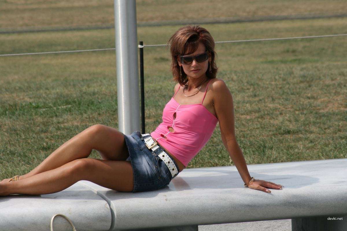 Hot Mature Woman Amateur Photo: Explicit and Bold MILF Pose