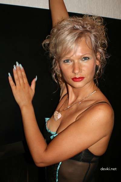 Hot Mature Woman Amateur Photo: Explicit and Bold MILF Pose