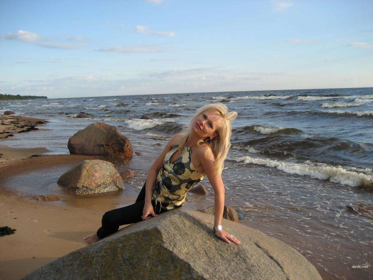 Hot Mature Woman Amateur Photo: Explicit and Bold MILF Pose