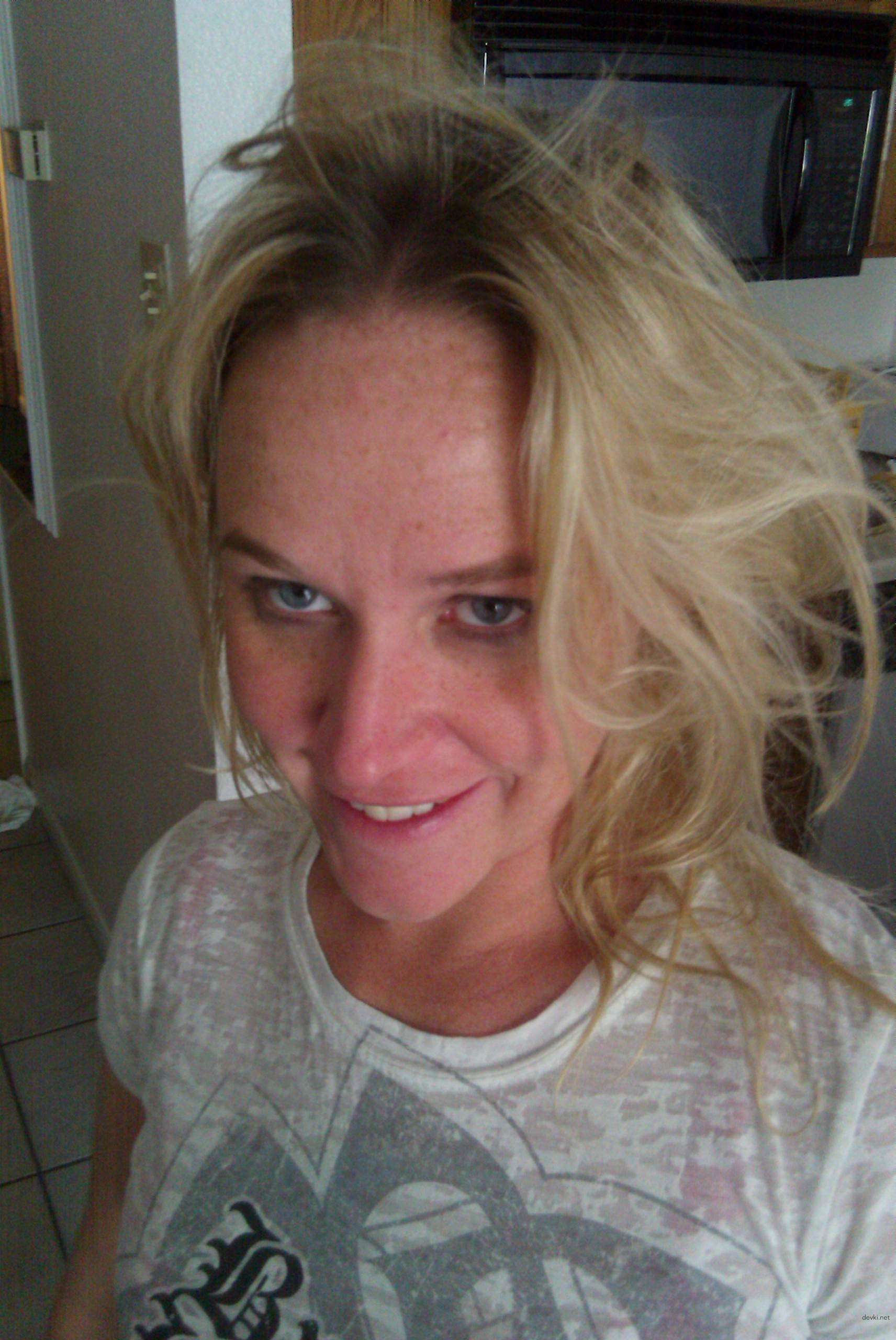 Hot Mature Lady Amateur Porn Pics - Busty MILF in Explicit Action