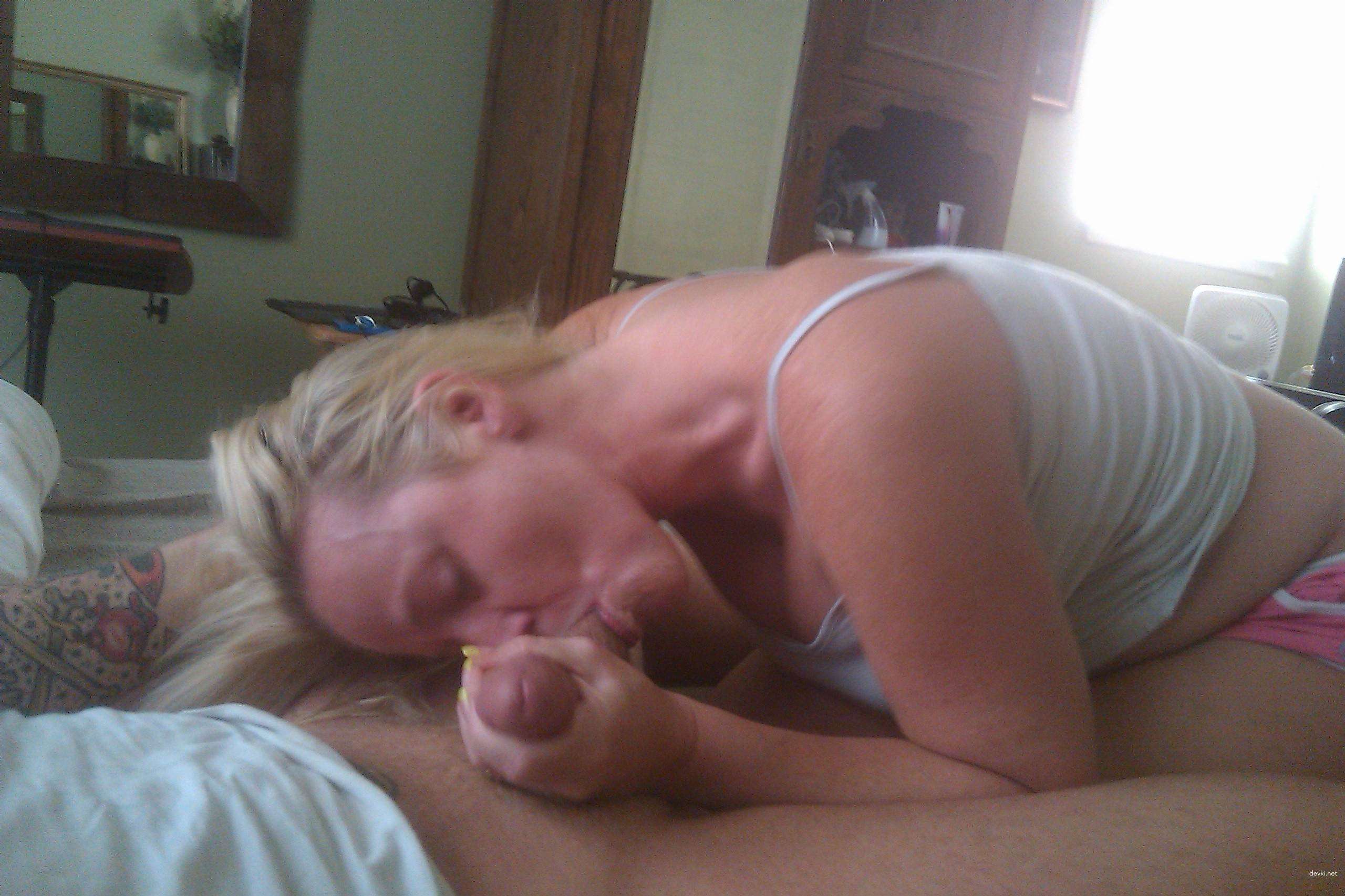 Hot Mature Lady Amateur Porn Pics - Busty MILF in Explicit Action