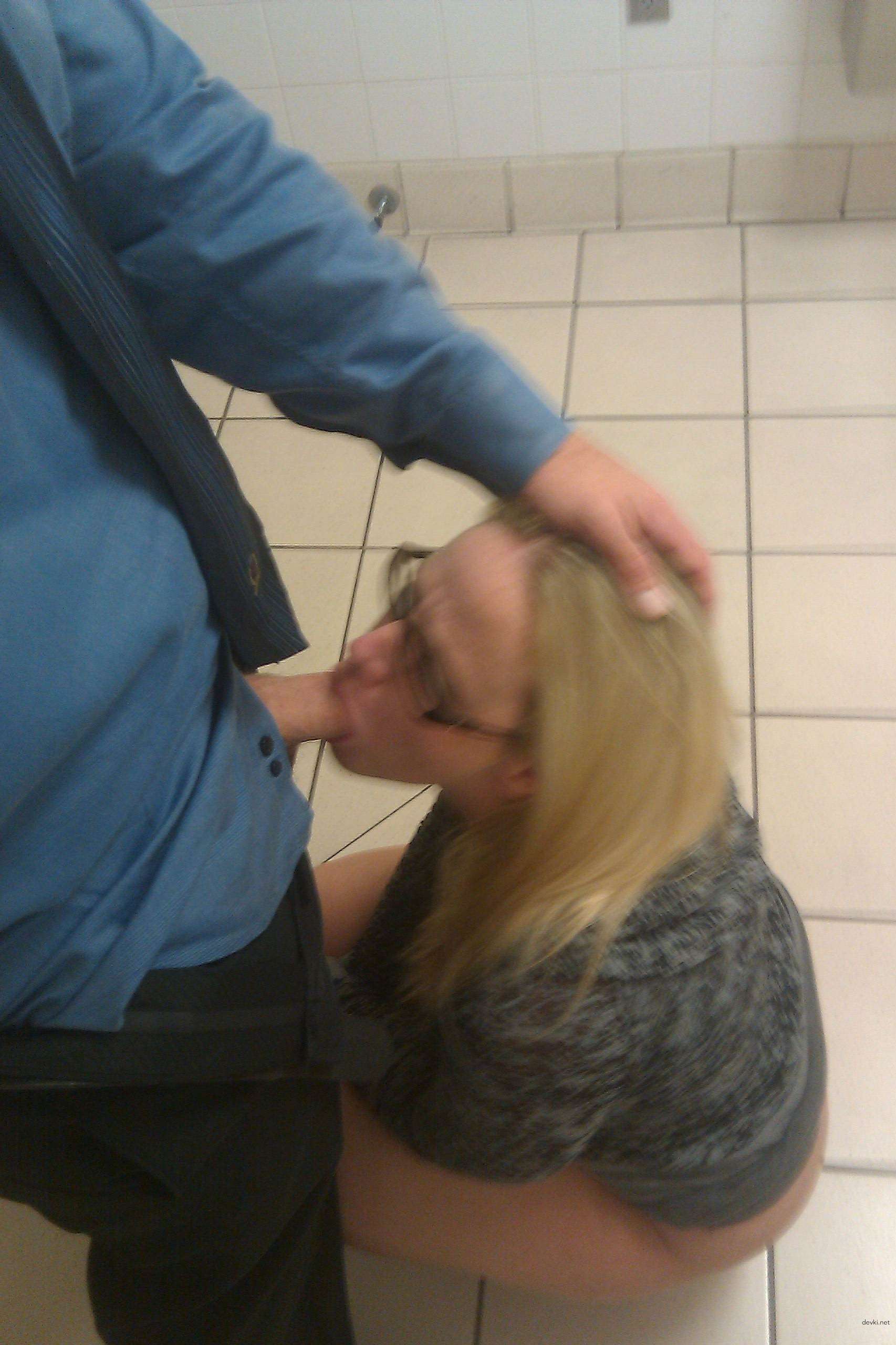 Hot Mature Lady Amateur Porn Pics - Busty MILF in Explicit Action