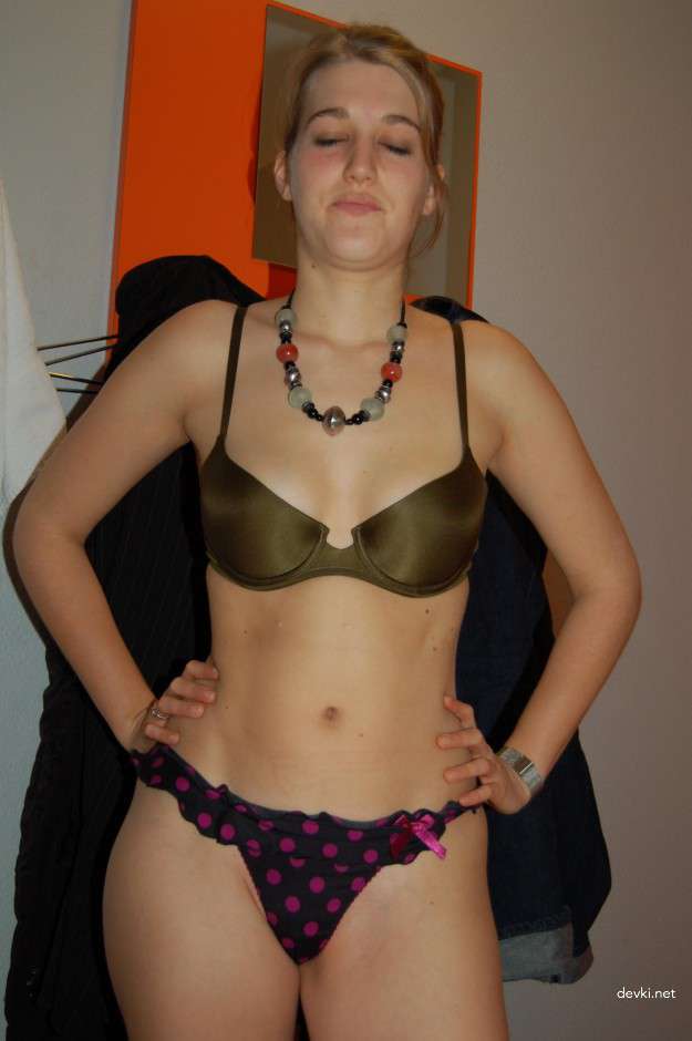 Skinny Babe Gives Amazing Blowjob in Amateur Porn Pic