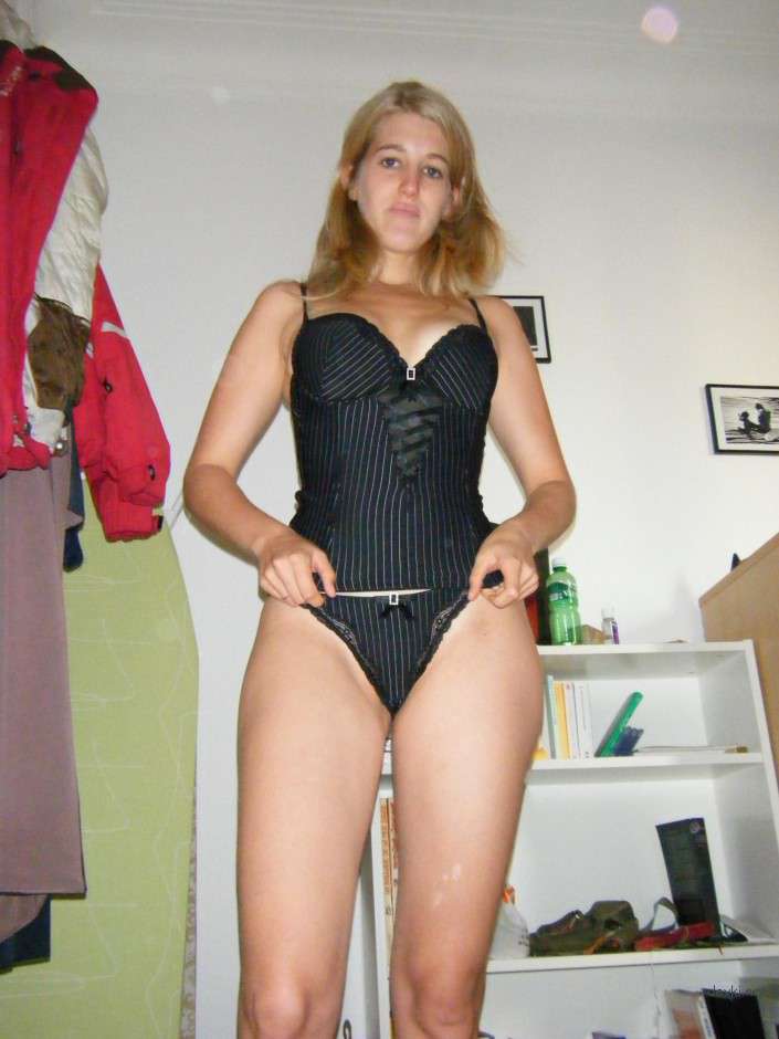 Skinny Babe Gives Amazing Blowjob in Amateur Porn Pic