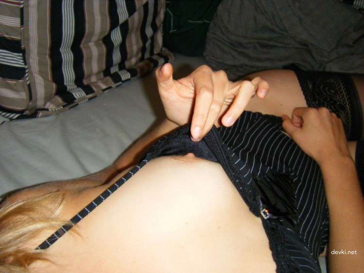 Skinny Babe Gives Amazing Blowjob in Amateur Porn Pic