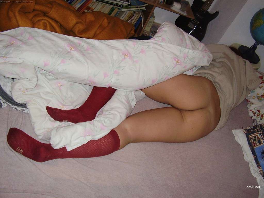 Brunette Flaunts Juicy Assets in Explicit Amateur Porn Shot