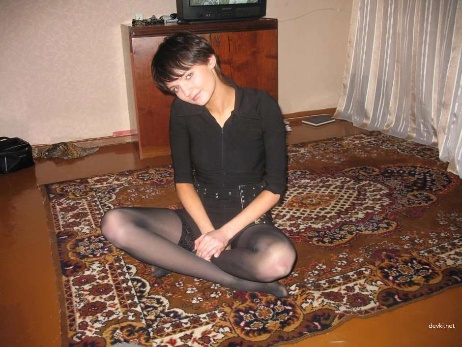 Seductive Amateur Girlfriend Loves to Pose Naked - Explicit Photos